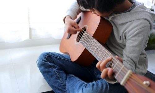 ギターを始める子供