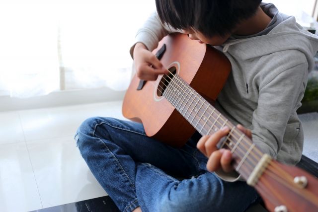 ギターを始める子供