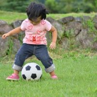 サッカーボールで遊ぶ子供
