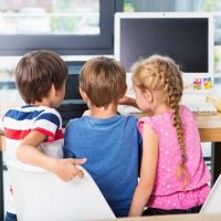 パソコンで勉強する子供たち