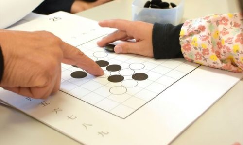 囲碁を学ぶ子供