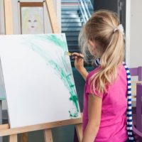 水彩画を描く子供