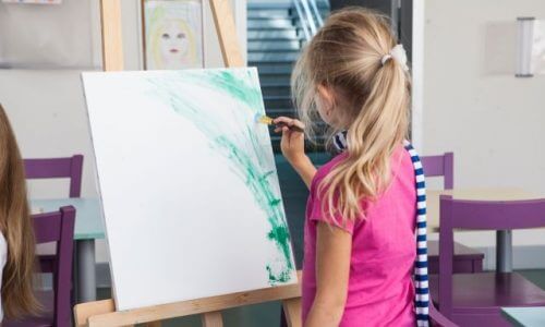 水彩画を描く子供