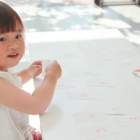 英語を学ぶ幼児