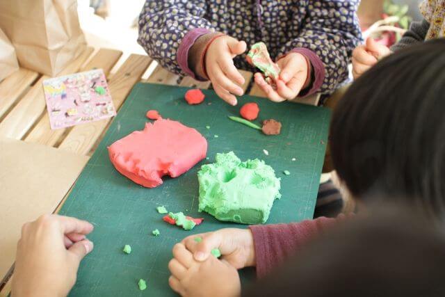 幼児の粘土遊び 才能を引き出し想像力を上げる感覚遊びとは ララボ 習い事マガジン