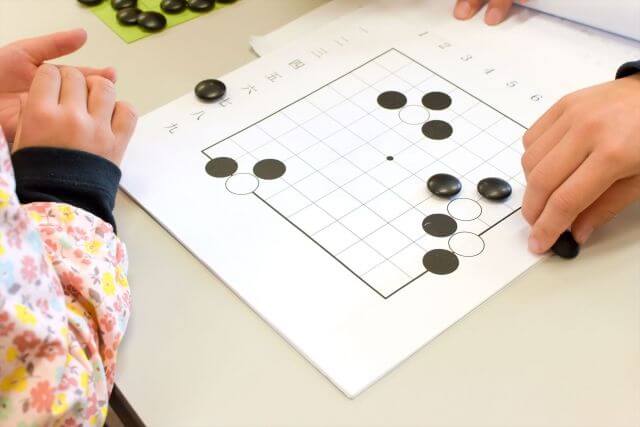 小学生の間で囲碁が大流行 知育に良い理由とプロ棋士の年収について ララボ 習い事マガジン